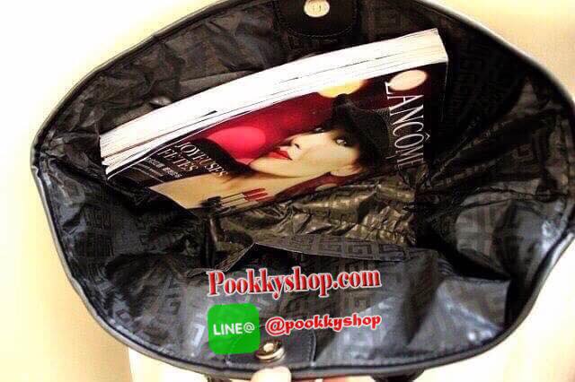 Best Seller! Givenchy Black Soft Leather Shoulder Handbags (Limited edition!) กระเป๋าถือหรือสะพายพรีเมี่ยมของเเท้จาก "Givenchy Perfume Counter" วัสดุหนังนิ่มเรียบสีดำด้านหน้าปั้มโลโก้แบรนด์ GV ภายใน Polyester 100% สีดำสกรีนโลโก้สวยดูดี เปิดปิดด้