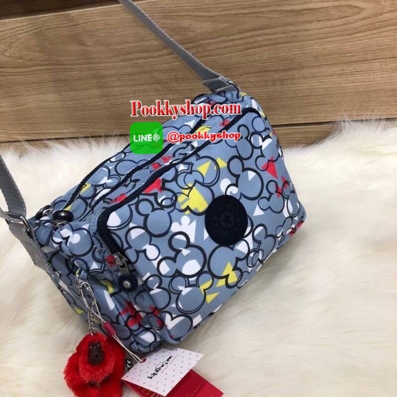 Kipling Disney's Mickey Mouse กระเป๋าสะพายทรงสวย รุ่นยอดนิยมเลยค่ะ สายสะพายปรับระดับสั้น-ยาว เป็นกระเป๋าสะพายเฉียงลำตัวได้ค่ะ ช่องซิปเยอะค่ะ ใส่ของได้เป็นสัดส่วน จุสัมภาระได้ดีเลยค่ะ ทรงสวย สะพายน่ารักมาก ห้ามพลาดเลยค่ารุ่นนี้