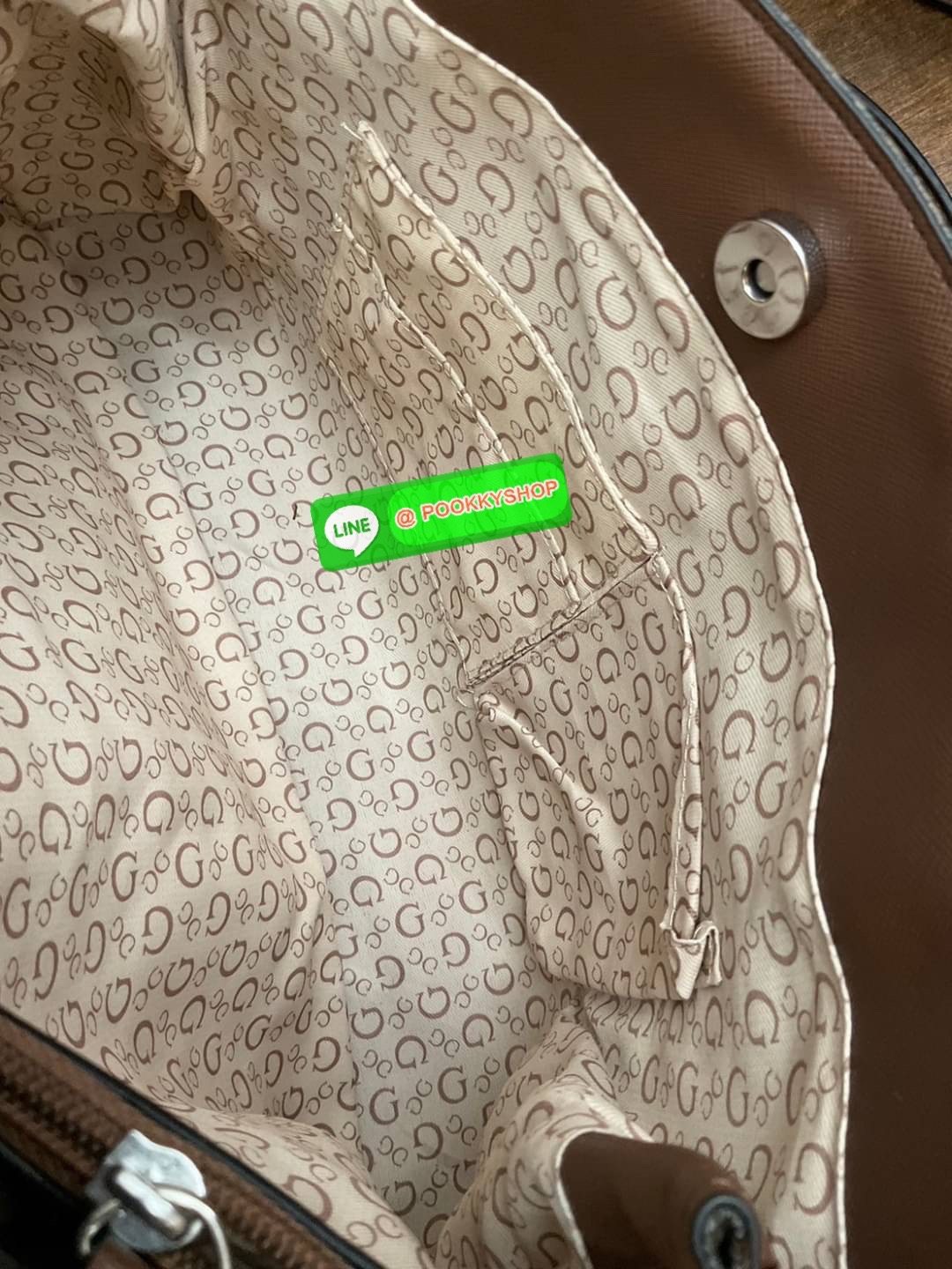 GUESS กระเป๋าสะพายผู้หญิง รุ่น SV859606 VIOLET SATCHEL กระเป๋าถือหรือสะพายสินค้านำเข้าจาก GUESS FACTORY รุ่นยอดนิยม ลายโลโก้ รอบใบ หนัง faux-saffiano หนังคุณภาพดี ตั้งอยู่ทรง สายโซ่ทองต่อหนังสะพายไม่เจ็บไหล่ โลโก้แบรนด์ สวยโดดเด่นที่กระเป๋าด้านหน้า เปิดปิ