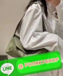 💕Loewe Puzzle Hobo bag กระเป๋ารุ่น Puzzle มีความพิเศษในหลายด้าน ไม่ว่าจะเป็นรูปทรงที่แปลกใหม่ มินิมอลด้วยโลโก้อนาแกรมแบบประทับ ดูหรู เป็นกระเป๋า Unisex ที่ไม่ว่าคุณจะเป็นผู้หญิงหรือผู้ชายก็ใช้งานได้ ลายกระเป๋าได้มาจากการนำหนังมาเย็บต่อกันทั้งหมด ถ