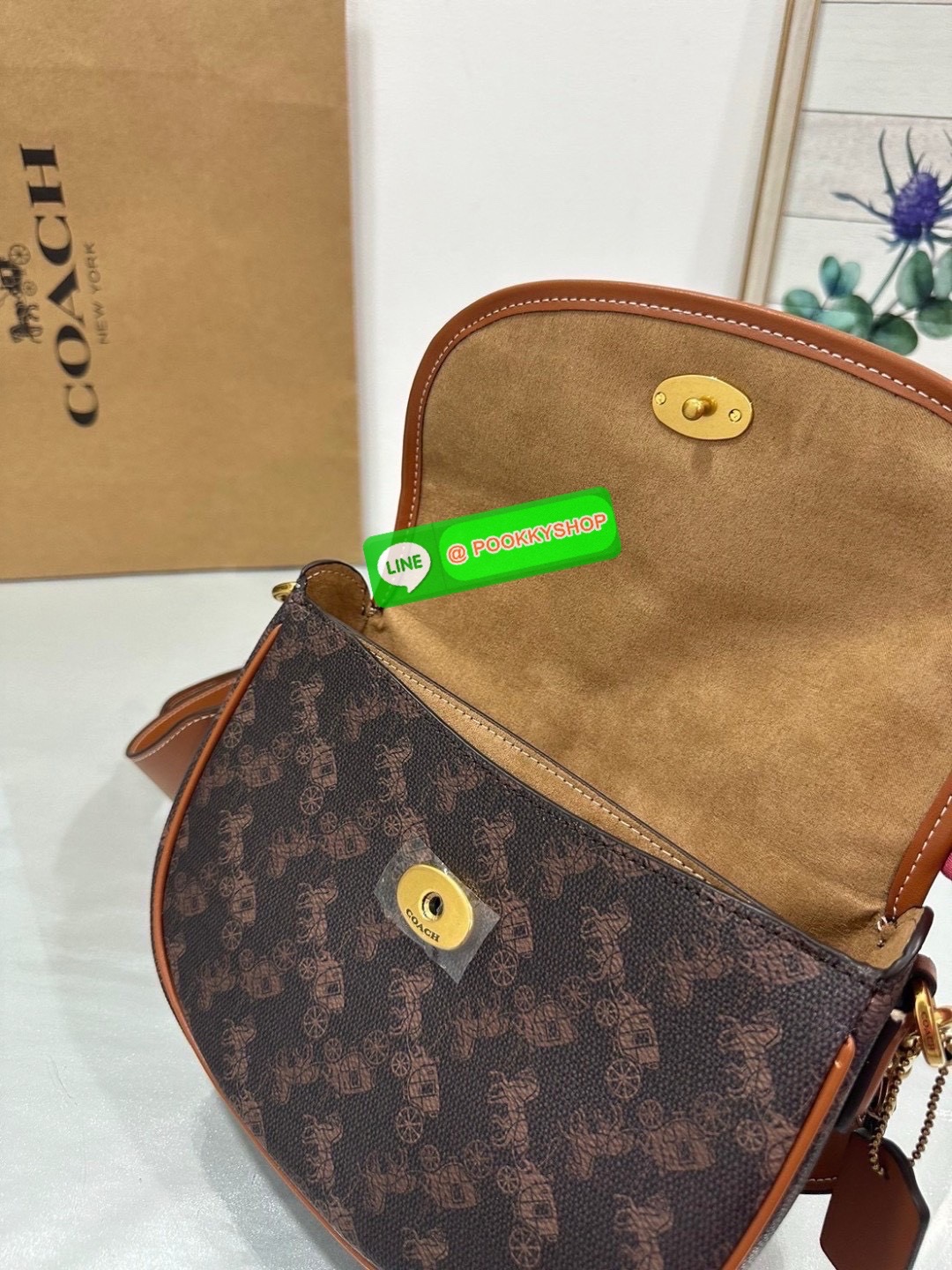 “Elegance in motion.” Coach CR512 Harley Crossbody – กระเป๋าสะพายข้างที่ผสานความหรูหราและความคลาสสิกได้อย่างลงตัว วัสดุคุณภาพเยี่ยม ผสมผสานระหว่างผ้าแคนวาสเคลือบลายซิกเนเจอร์และหนังเรียบ ลาย Horse and Carriage ที่ด้านหน้า เพิ่มความน่ารักและโดดเด่น เหมาะสำ