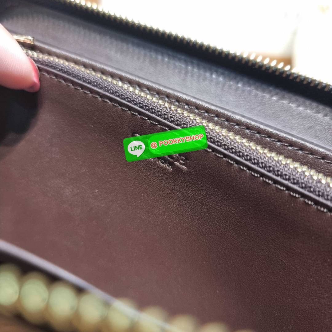 COACH CF521 LONG ZIP AROUND WALLET WITH SIGNATURE MONOGRAM 🔆 Details กระเป๋าสตางค์ใบยาว คอลเลคชั่นใหม่ กับดีไซน์ใหม่ ฉีกกฏทุกการดีไซน์ ด้วยลวดลายโมโนแกรมรอบใบโดดเด่น สะดวกใช้งานด้วยสายคล้องมือที่สามารถถอดออกได้ พกพกง่ายที่สุด รูดใช้งานด้วยซิปรอบใบ