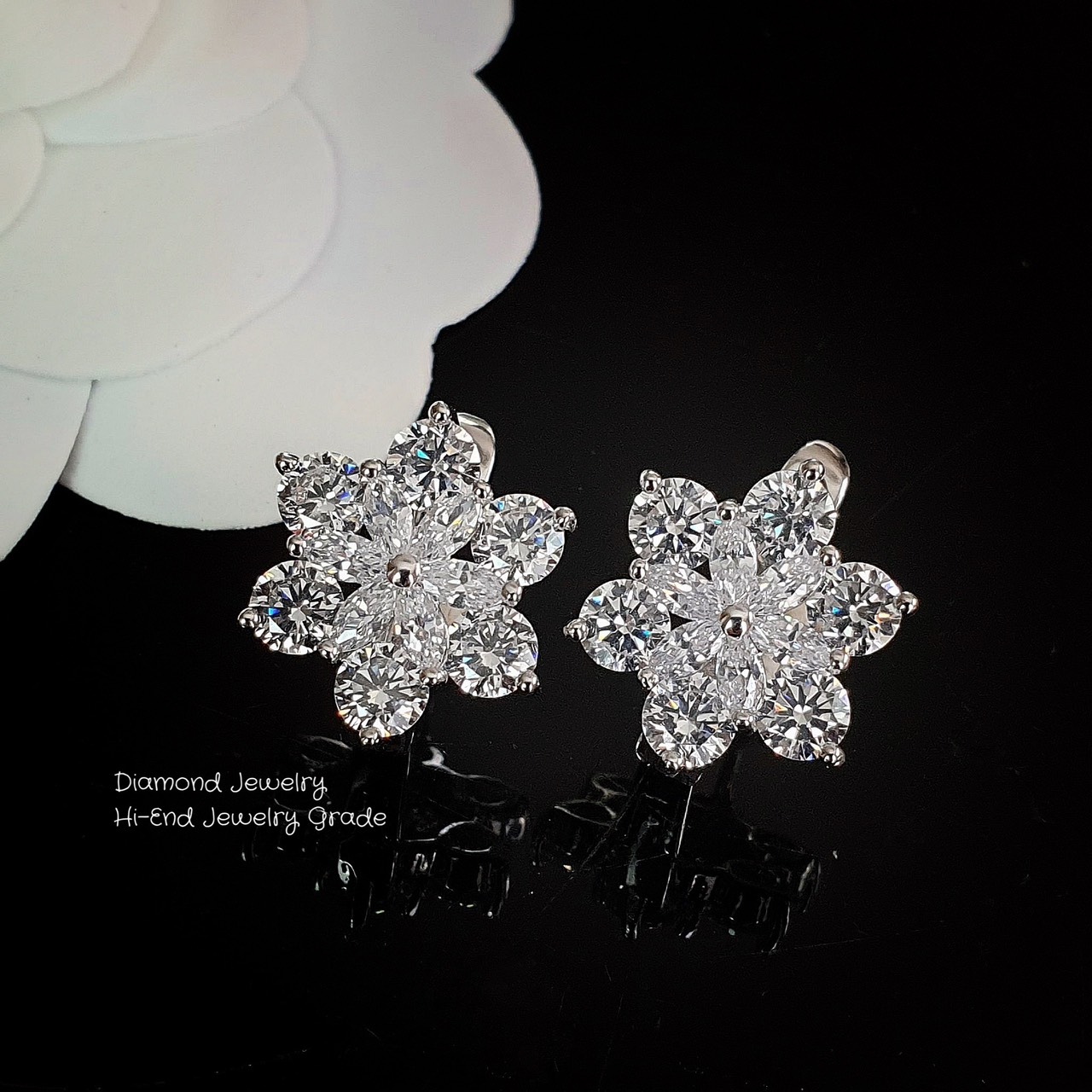 New Arrival !!!!!! Diamond Earring งานเพชร CZ แท้ งานสวยมว้ากกกกกถึงมากที่สุดคะ รุ่นนี้แนะนำเลยค่ะ เพชรเยอะ เพชรน้ำขาวมากๆ ใส่ออกมาสวยแน่นอนค่ะ ทรงสวย ดีไซน์โมเดิร์น ขนาดกำลังดี เหมาะทั้งใส่ออกไปทำงานประจำวันหรือใส่ออกงานกลางคืนก็สวยเด่นเล่นไฟจ้า ที่สำคัญ
