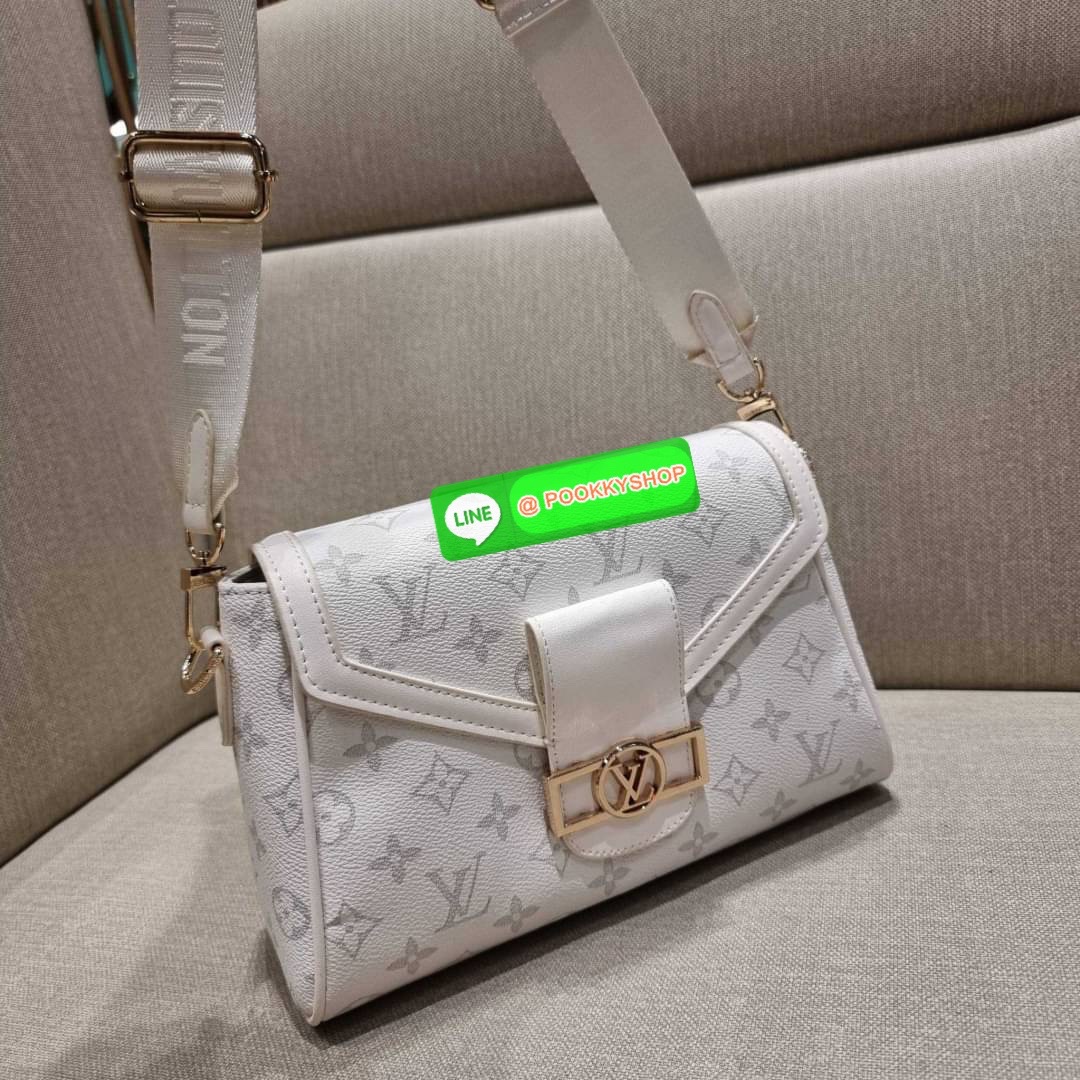 NEW ITEM!! LV CROSSBODY BAG WITH GWP กระเป๋าสะพายข้างพรีเมี่ยมกิ๊ฟ สีสวย คุณหนูสไตล์สุดๆ วัสดุหนังแคนวาส เปิด-ปิดกระเป๋าด้วยกระดุมแม่เหล็ก ภายในเป็นช่องโล่ง มีช่องซิปและช่องแยกให้ ใส่ของใช้สำคัญได้สบายๆ มือถือ พาวเวอร์แบงค์ เครื่องสำอางค์ ของจุกจิกได้หมดจ