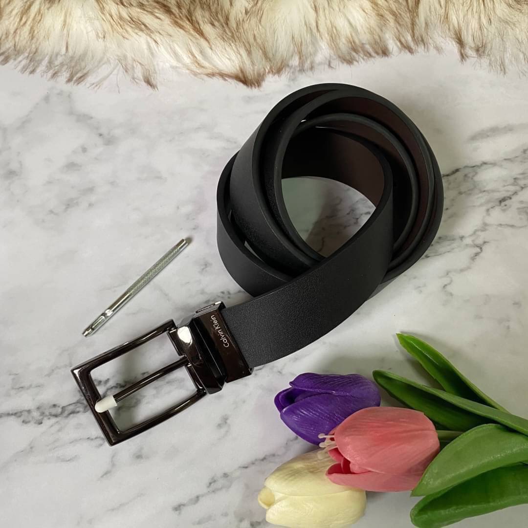 Calvin Klein Leather Belt & Wallet Set Setกระเป๋าสตางค์+เข็มขัด กระเป๋าสตางค์ด้านหน้าปั๊มชื่อแบรนด์ มีช่องใส่บัตร ช่องใส่ธนบัตร 2 ช่อง และช่องเก็บเหรียญ เข็มขัดหนังแท้ปั๊มแบรนด์ สามารถสลับใช้ได้ทั้ง 2 ด้าน เข็มขัดปรับระดับได้ 5 ระดับ มาพร้อมที่เจาะรูจ้า