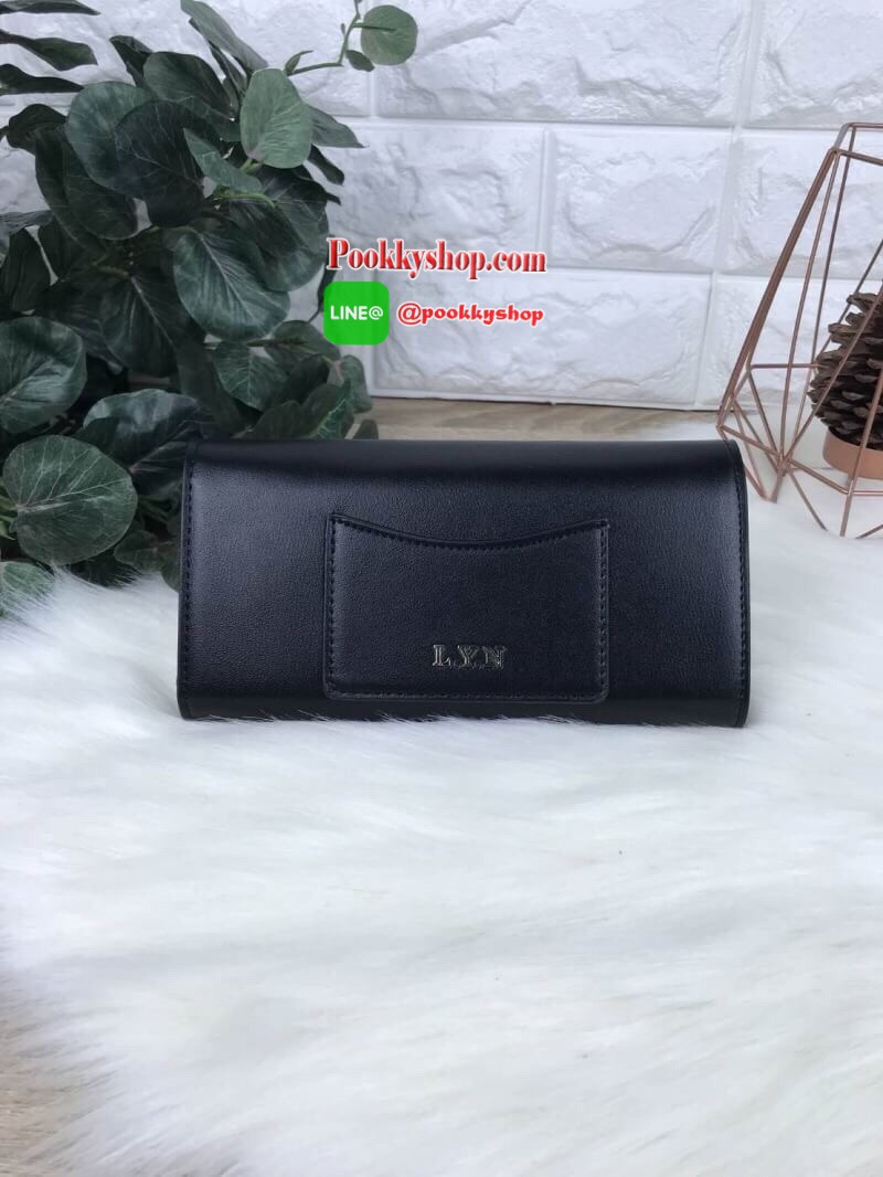 LYN AMOUR LONG WALLET กระเป๋าเงินใบยาวหนังเรียบ ปั๊มโลโก้แบรนด์ เปิดปิดแบบหมุนล็อก ด้านหลังใส่บัตรได้ ด้านในมีช่องซิปใส่เหรียญและช่องใส่บัตร พร้อมช่องธนบัตรตามยาว เป็นอีกรุ่นที่สวยน่าครอบครองค่า มีหลายสีมากๆ *มีถุงผ้า, ป้ายแท็ค*