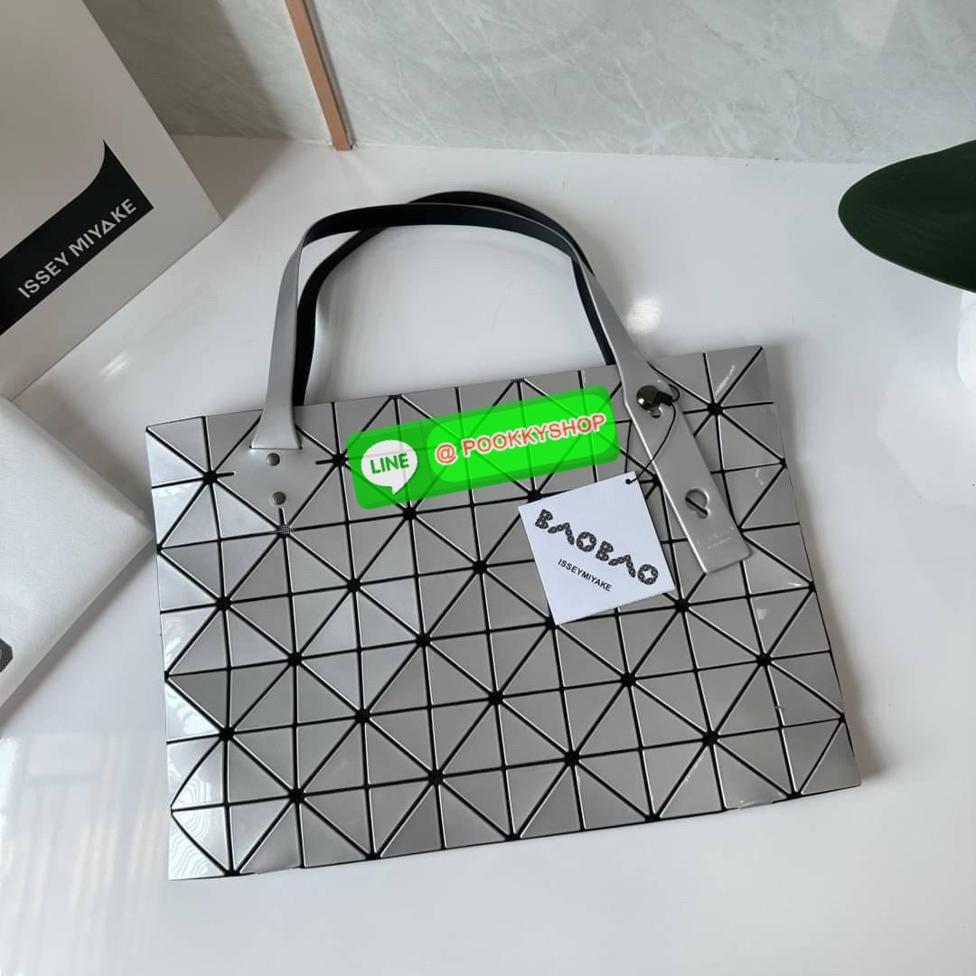 Bao bao Issey Miyake Rock Matte กระเป๋า Bao Bao ซีรีส์นี้จะเป็นทรงสี่เหลี่ยมผืนผ้าและทรงสี่เหลี่ยมจัตุรัส น้ำหนักเบา มีซิปปิดด้านบน ถือเป็นรุ่นที่เหมาะกับการใช้งานในชีวิตประจำวัน สามารถพับมุมและบริเวณด้านล่างของกระเป๋าเพื่อเพิ่มความสะดวกสบายในการใช้งาน ทั