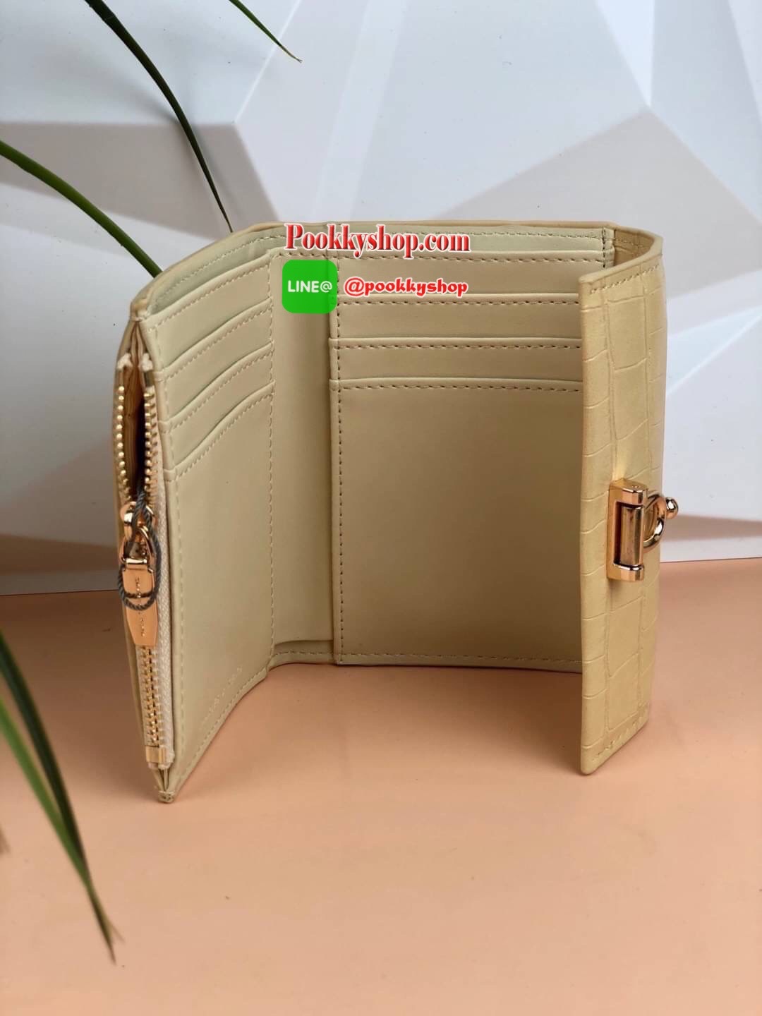 New arrival! Charles & Keith Metal Accent Mini Short Wallet กระเป๋าเงินใบสั้นทรงเก๋ วัสดุด้านหน้าตัวเปิดปิดดีไซน์แปลกตา ด้านในมีช่องซิปใส่เหรียญ ช่องใส่บัตร 6 ช่อง และช่องใส่ธนบัตรตามยาว ใส่แบงค์พันได้ไม่ต้องพับค๊า รุ่นนี้สวยทุกสี เหมาะกับสาวที่ชอบใช้กระเ