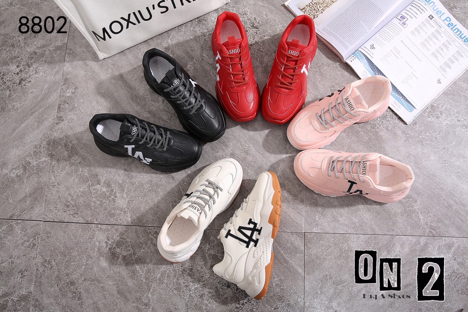 LA sneaker ผ้าใบหนังสไตล์แบรนด์ ทรงสวย คู่นี้ใช้วัสดุอย่างดีค่ะ ทรงสวยน่ารักมาก พร้อมส่ง 4 สี วันหยุดยาวนี้ มี รองเท้าใส่เที่ยวหรือยังค่ะ ถ้ายังแนะนำเลย ใส่เที่ยว ตวจ. หรือ ตปท.ก็สวยค่าาาา