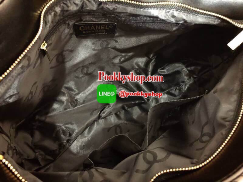 Chanel TOTE BEAUTY วัสดุหนังแกะสัมผัสนิ่มมือ สังเคราะห์คุณภาพดีทนทาน เปิด-ปิดด้วยซิปอะไหล่ทอง ฐานรองหมุด4มุม ปรับระดับได้ ภายในมีช่องใส่ของจุกจิก และซิปใหญ่ อีก1 ช่อง สายสะพายไหล่สบาย จุของได้เยอะ น้ำหนักเบา ซื้อใช้เองหรือฝากเป็นของขวัญก็สุดคุ้มค่ะ สวยมาก