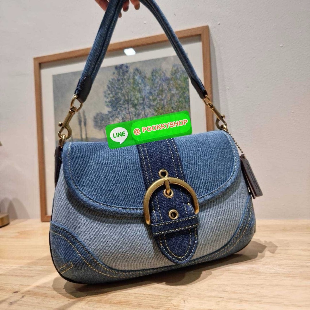 COACH CR737 SOHO BAG IN REPURPOSED DENIM 🔅 Details เลิกสวยแซ่บกี่โมงคะคุณน้า! ไอเท็มให้พาใจสั่นมาอีกแล้ว! กับกระเป๋าสะพายไหล่สไตล์วินเทจ ที่ยังคงแมสและฮอตมาก ด้วยรูปทรงที่ใช้งานง่าย ไม่เกะกะ แต่มีความเรียบหรูในตัว กระเป๋าปิดด้วยกระดุมแม่เหล็ก ภายใ