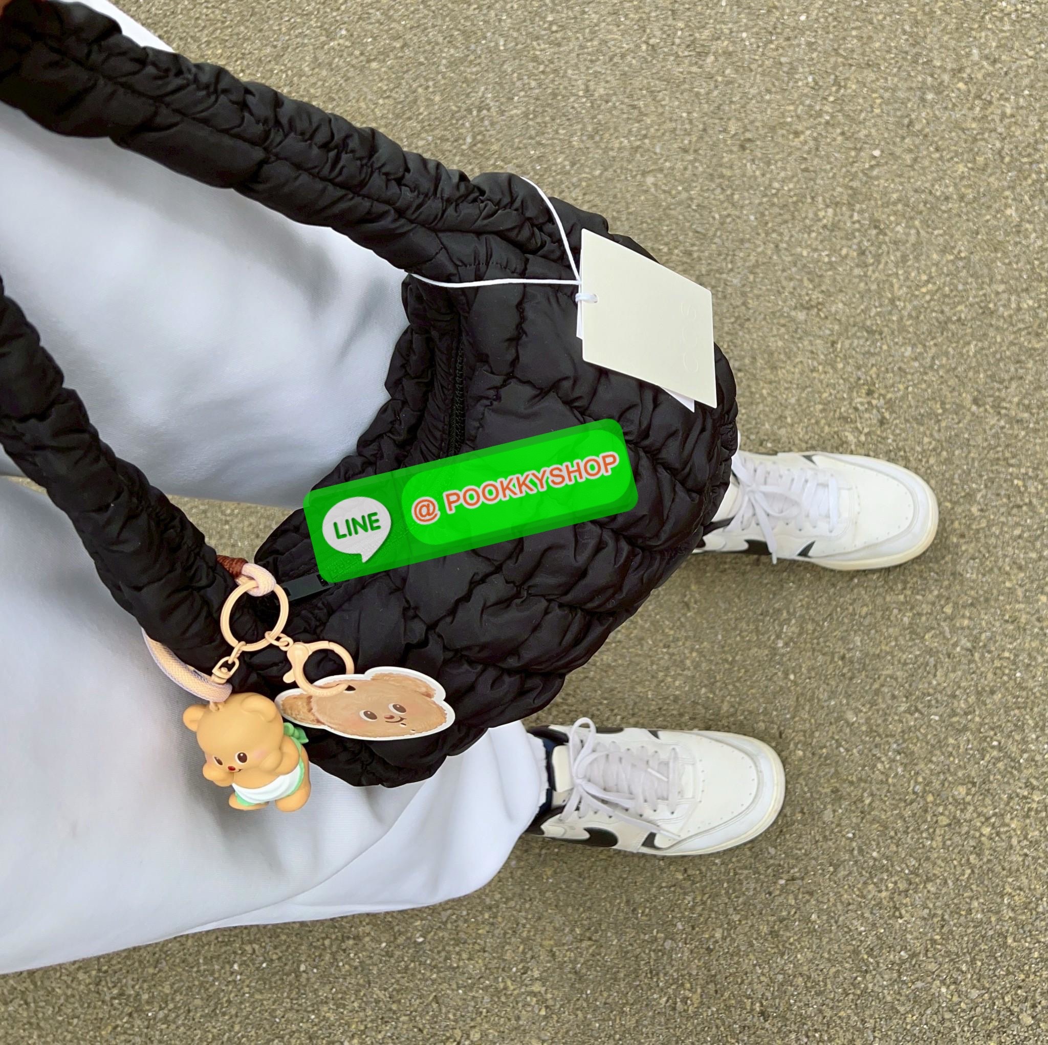 **สินค้าเข้าใหม่** ส่งพร้อมพวงกุญแจTeddy bearค่า กระเป๋าสวยพวงกุญแจน้องหมีก็น่ารัก #มีจำนวนจำกัด ห้า พลาดค่าา! 📌สีดำยังไงก็วินน แต่งตัวเสร็จออกจากบ้านหยิบใบนี้ติดมือได้เลย COS QUILTED MINI BAG BLACK 📸พร้อมส่ง! กระเป๋าจากแบรนด์COS ที่ไม่มีใ