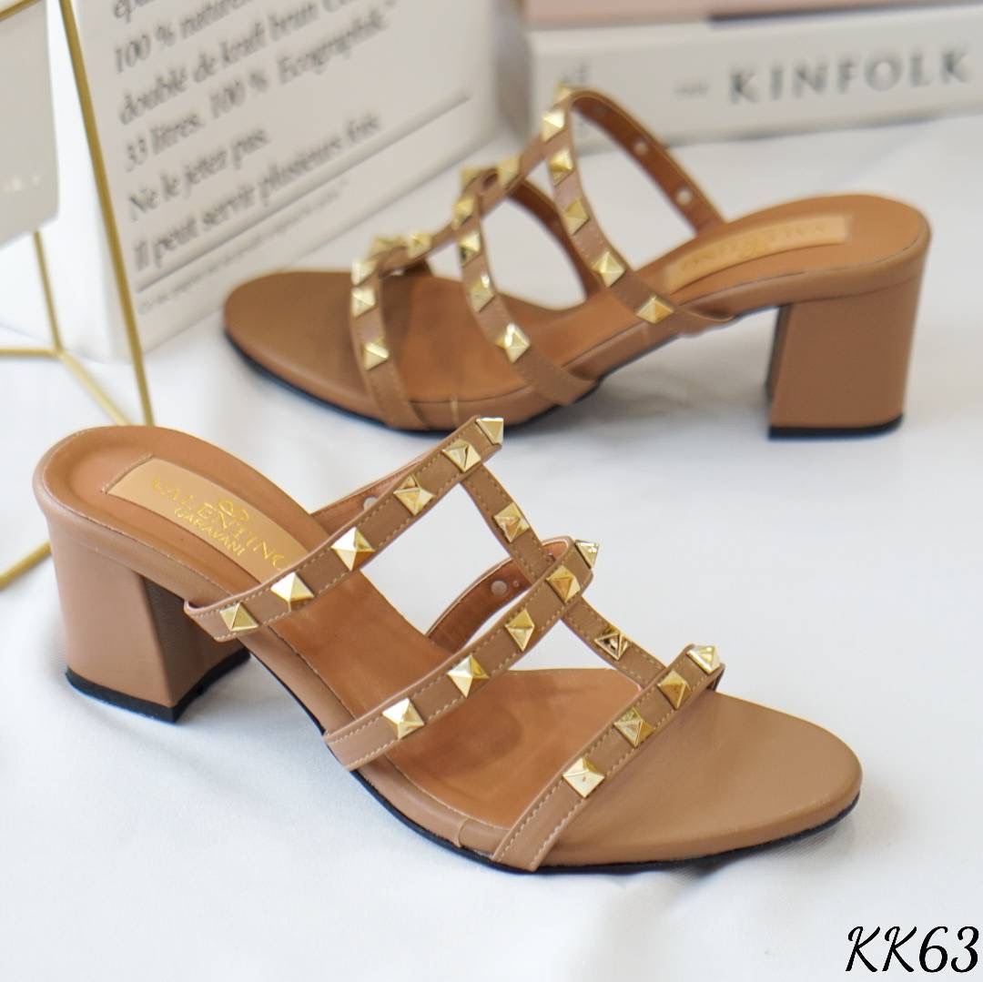 หวานกว่านี้ ก็น้ำตาลแย้วว พร้อมส่ง แบบมาใหม่ รองเท้าส้นตันสูง 2.5 นิ้ว ทรงสวม งานน่ารักมาก เล่นสีพาสเทล ทูโทน เข้ากันสุดๆ ตอกหมุดทองด้วยมือทีละเม็ด ขอบอกว่างานสุดประณีต สวยมากเลยจ้ะแม่