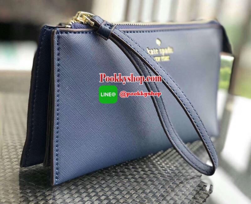 KATE SPADE Wallet Clutch Bag กระเป๋าทรงคลัชสุดคุ้มหนัง Saffiano ด้านหน้ามีโลก้แบรนด์ มาพร้อมสายคล้องมือ เปิดปิดด้วยซิปสะดวกใช้ สามารถใส่แทนกระเป๋าสตางค์ใบยาว ภายในแบ่งออกเป็น3ช่องหลัก มีช่องใส่บัตร เครื่องสำอาง เครื่องเขียน เหรียญ ไส่ไอโฟนพลัส ได้ค่ะ มีกล
