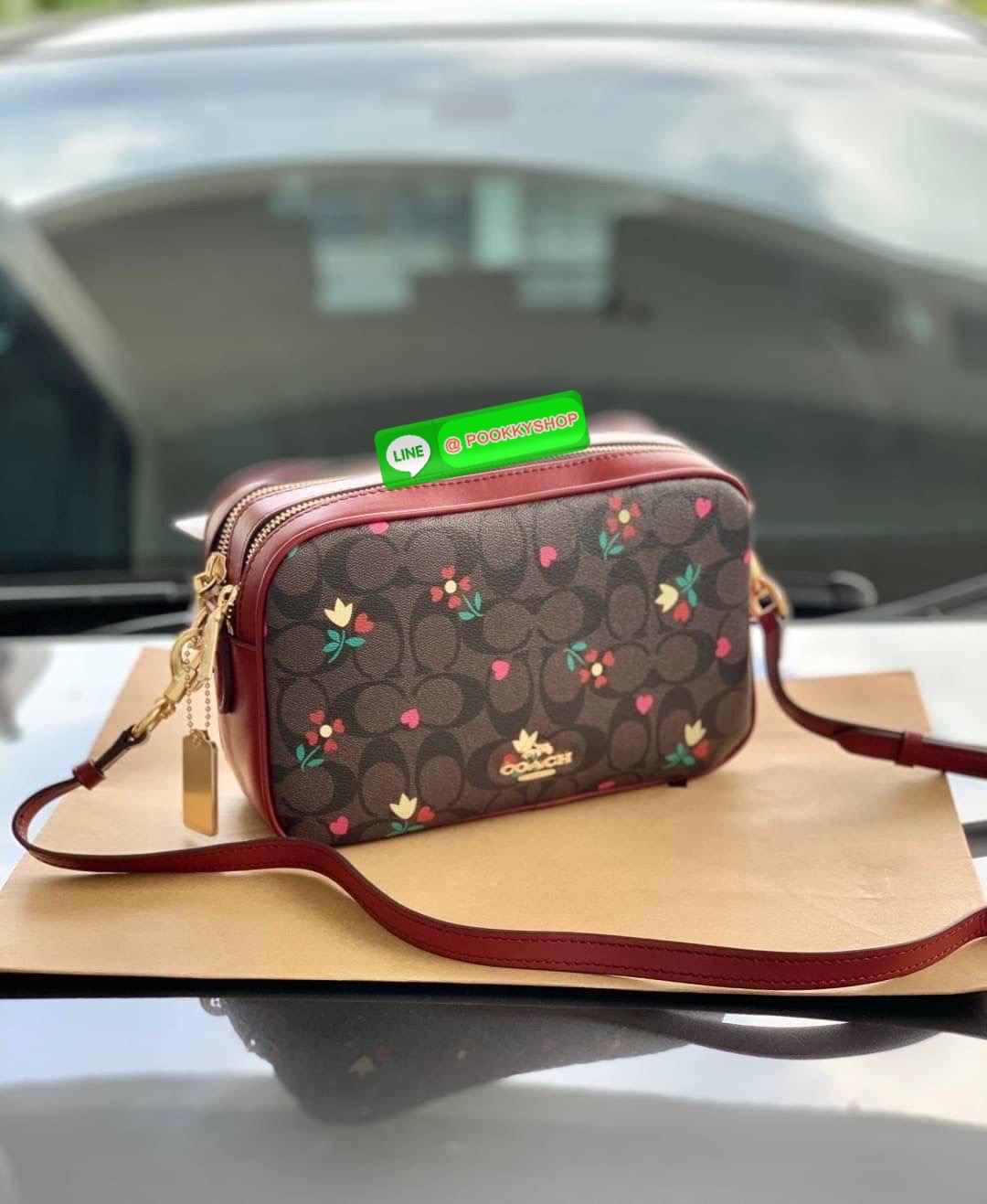 COACH JES CROSSBODY IN SIGNATURE CANVAS WITH HEART PETAL PRINT((C7617)) พร้อมส่งที่ไทยค่ะ! กระเป๋สะพายครอสบอดี้ร์ หนังแท้แคนวาสเคลือบลาย ทั้งใบปริ้นล์ลายดอกไม้หัวใจ สวยหวาน ละมุนหมากๆค่ะ เปิด-ปิดกระเป๋าแบบ2ช่องซิปหลัก ภายในสามารถใส่สัมภาระได้เยอะ ช่องกว้า