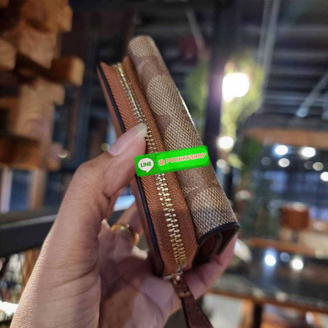 COACH 7331 SMALL TRIFOLD WALLET IN SIGNATURE CANVAS สวยคลาสสิค พกพาง่าย ใบเล็กน่ารักน่าใช้ ต้องยกให้ใบนี้จ้า ตอบโจทย์คนชอบพกน้อยที่สุด!! กระเป๋าสตางค์ใบสั้นหนังแคนวาสเคลือบคุณภาพดี ภายในเป็นหนังแท้ ใส่บัตร ใส่ธนบัตรได้ทุกชนิด มีช่องซิปแยก ใบเดียวใบนี้คือเ