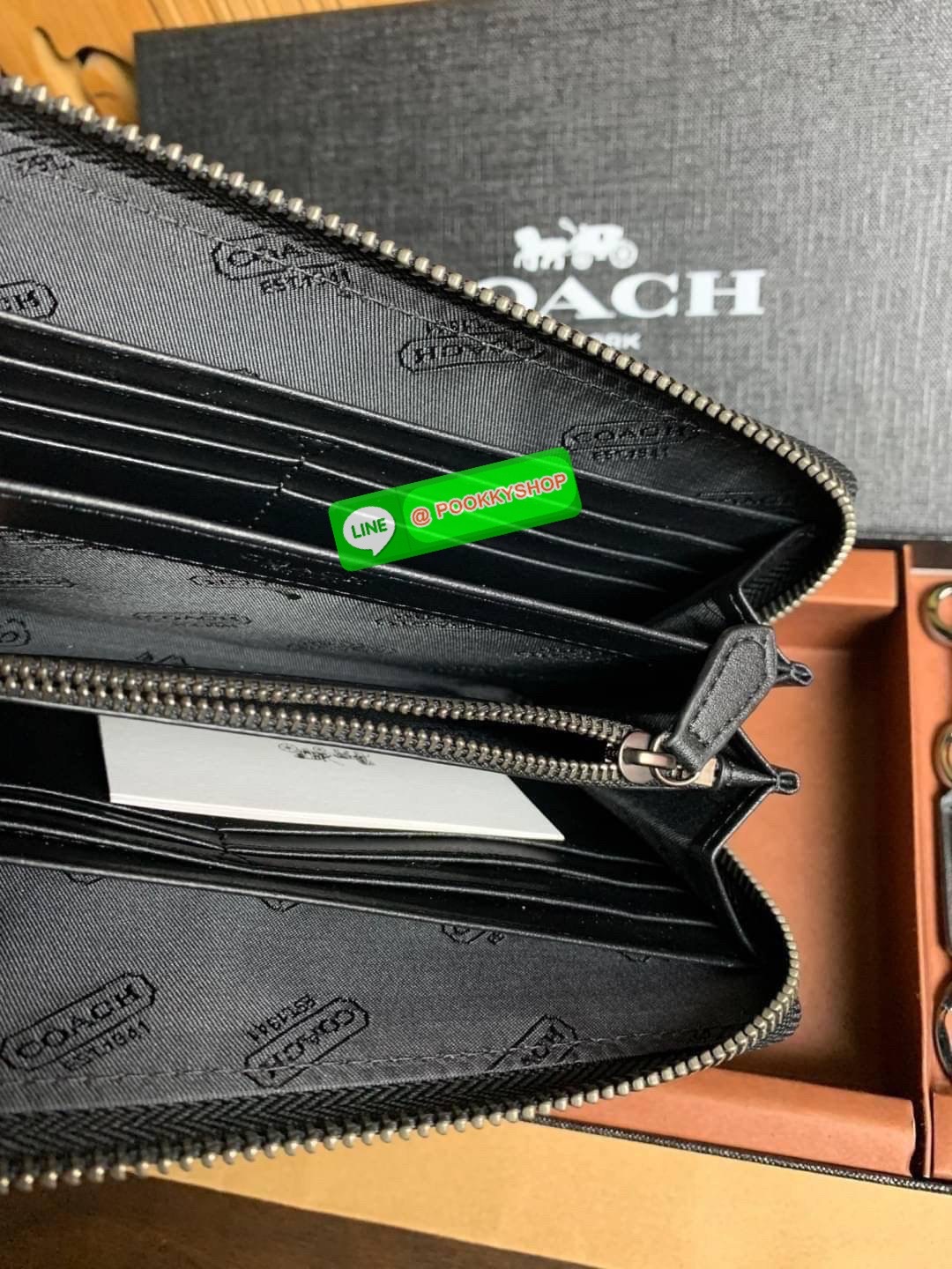 COACH ACCORDION ZIP WALLET IN SIGNATURE CANVAS กระเป๋าสตางค์ใบยาว ซิปรอบ ใช้งานง่าย ด้วยฟังค์ชั้น ด้านใน ใส่บัตรได้จุใจ มีช่องซิปใส่เหรียญตรงกลาง โดนใจหลายๆคนไปเรียบร้อยและคลาสสิค เรียบหรูดูแพงตลอดกาล ยกให้รุ่นนี้เลย