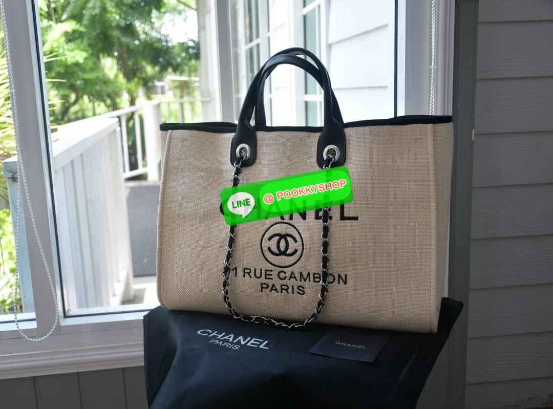 premium gift Chanel Tote canvas จากแบรนด์ Chanel กระเป๋าสะพาย Chanel Tote canvas โลโก้ปักกระเป๋าทรง Tote ผ้า canvas เนื้อหนาอย่างดีมีซับใน ด้านหน้าปักโลโก้ไข่มุกแบรนด์หรู หูจับมี 2 แบบคือ แบบสายหนัง และ โซ่ สามารถสะพายไหล่ได้คะ ใบใหญุจุของคุ้ม แต่น้ำหนักเ