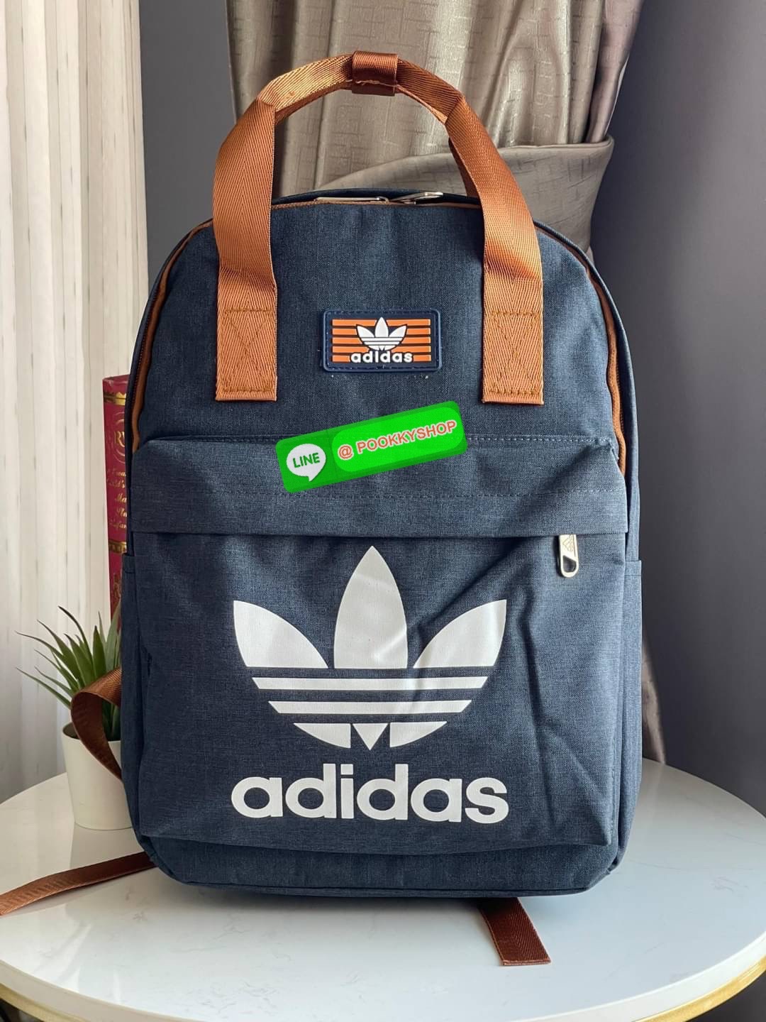 💕Adidas Classic Medium Backpack เป็นกระเป๋าเป้สะพายสามารถจุของได้ปานกลาง แต่มีช่องย่อยเพื่อให้สามารถจัดเก็บของได้อย่างเป็นระเบียบ เป็นกระเป๋าสุดคลาสสิกเพราะเป็นกระเป๋าดีไซน์เรียบง่าย เปิด-ปิดด้วยซิปรูด มาพร้อมกับซิปช่องเล็กด้านหลังช่วยให้หยิบของจา