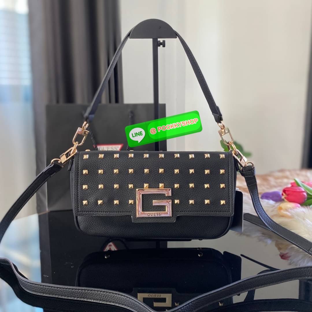 GUESS Brightside Shoulder Bag กระเป๋าสะพายไหล่-ครอสบอดี้ ใช้ได้หลายสไตล์ ตัวกระเป๋าหนังสังเคราะห์สีดำตกแต่งด้วยหมุดสวยเก๋ เปิดปิดด้วยกระดุมแม่เหล็ก ด้านในใส่กระเป๋าสตางค์ยาวได้ มีช่องซิปเพิ่มอีกช่อง สายสามารถถอกใช้ได้หลายสไตล์ ดูหรูที่สุดค่าใบนี้