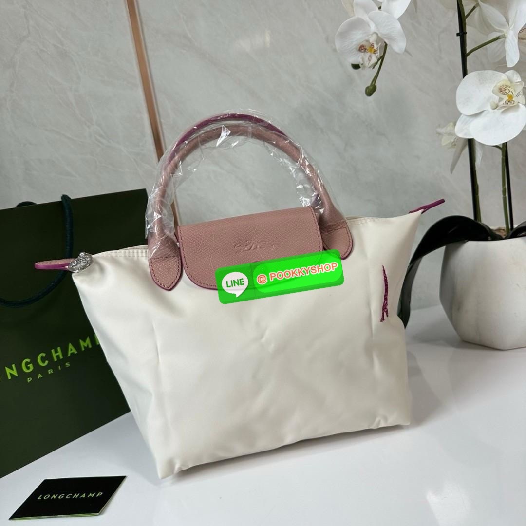 Longchamp Le Pliage Eiffel Tower Tote Bag S 🔖 Collection ใหม่ล่าสุดโดดเด่นด้วยลายปักหอไอเฟลขนาดกระทัดรัดจุของได้เยอะ 🔖วัสดุ : ไนลอนกันน้ำ 🔖เปิด-ปิด ด้วยฝาปิดกระดุมแป๊กมีซิปปิดด้านบน ภายในช่องโล่งกว้างสามารถใส่ iPad ได้ มีช่องแยกด้า