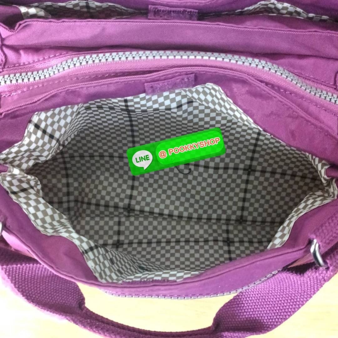 KIPLING ELISE HANDBAG กระเป๋าถือและสะพายไหล่ วัสดุ Nylon +Polyester ขนาดกำลังพอดี จุของได้มาก มีหูจับสองสาย ถือสะดวก น้ำหนักเบา มีช่องซิป ด้านหน้า ช่อง กระเป๋าหลักเปิด-ปิดด้วยซิป มี3 ช่องว่างใส่ของได้จุมากๆ ใส่มือถือได้ กระเป๋าสตางค์ใบยาว และ เครื่องสำอาง