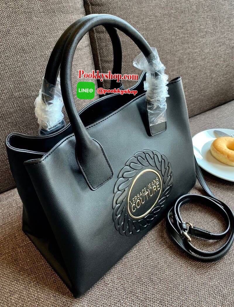 New arrival !! VERSACE JEANS COUTURE HAND BAG 2019 กระเป๋าถือ//สะพายข้างได้ วัสดุหนังเรียบ ผิวลื่น น้ำหนักเบา ด้านหน้ามีโลโก้แบรนด์หรู เปิดปิดปากกระเป๋าแบบกระดุมแม่เหล็ก แบ่งเป็น2ช่องใหญ่ใส่ของนะค่ะ แต่ละช่องกว้างมากทีเดียว มีช่องซิปและช่องเล็กใส่จองจุกจิ