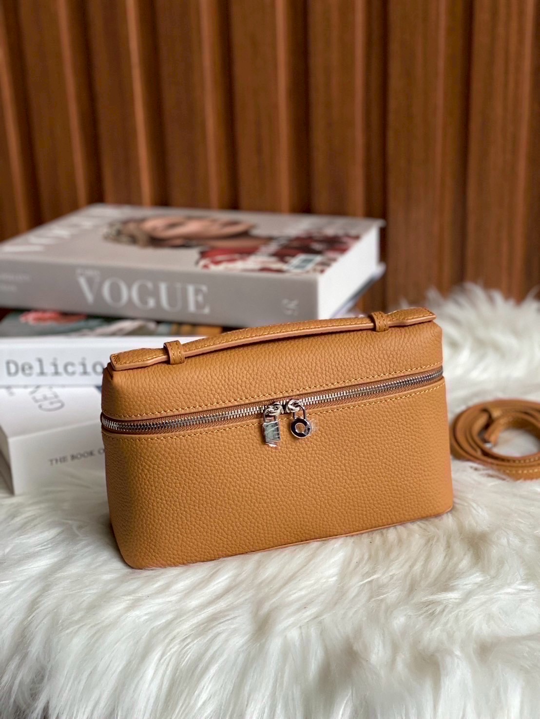 LP กระเเสเรียบหรูดูเเพงเเบบไม่ตะโกน ต้องยกให้รุ่นนี้เลยค่า งานตัดเย็บสวยมากกก เป็นหนังวัวเเท้ สัมผัสดีมากก จุของให้ครบ มือถือใส่ได้ทุกรุ่น มาพร้อมสายสะพายยาว