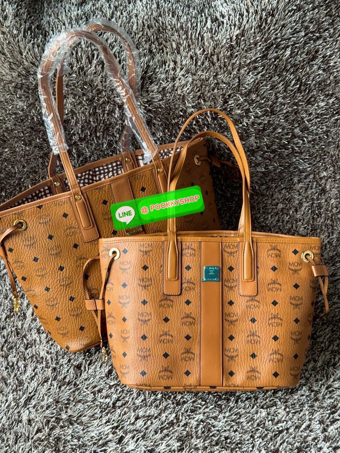 Mcm Liz Reversible Shopper in Visetos ขึ้นชื่อว่าเป็นกระเป๋าช็อปเปอร์ แน่นอนว่า จะต้องเหมาะสำหรับสาว ๆ ที่ชอบพกสัมภาระเยอะ ซึ่งรุ่นนี้ไม่ใช่แค่เพียงให้พื้นที่จุของกว้างขวางเท่านั้น แต่ยังออกแบบดีไซน์และรูปทรงให้มีความยืดหยุ่น มีหูรูดด้านข้างที่สามารถปรับร