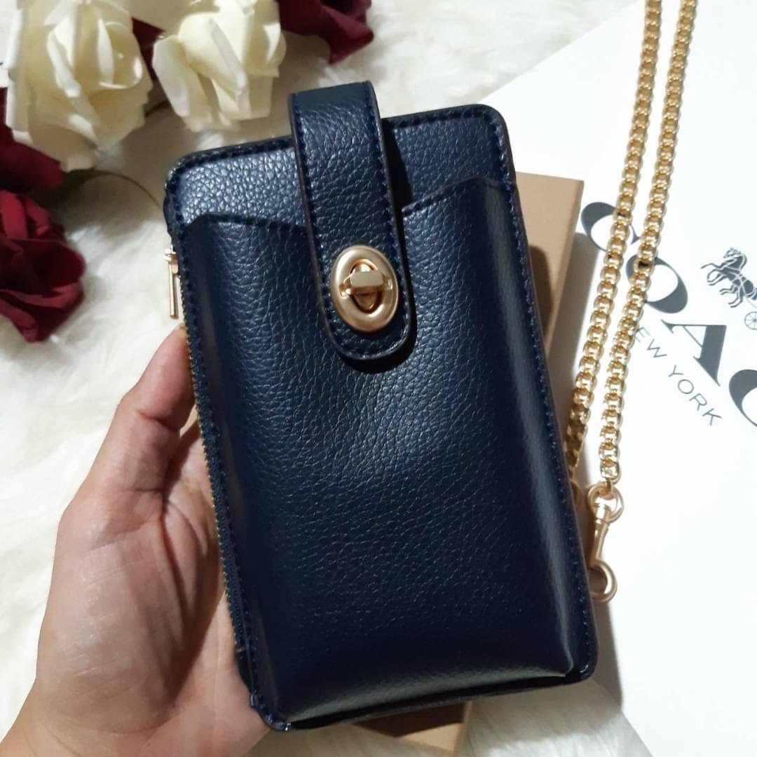 COACH 825 TURNLOCK CHAIN PHONE CROSSBODY IN BLOCKED SIGNATURE CANVAS ฮอตและปังกว่านี้ไม่มีแล้ว!! กระเป๋าเอนกประสงค์ สำหรับใส่โทรศัพท์ ใส่บัตรได้ มีช่องซิปแยกให้ด้วย ขนาดพกพาดีงาม!! 💕 ใส่โทรศัพท์ได้ทุกรุ่นน้า สายสะพายยาวประมาณ 23" (วัดจากไหล่)
