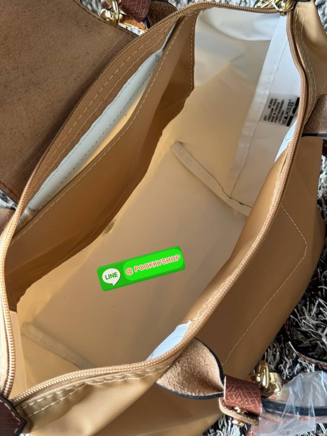 LONGCHAMP LE PLIAGE ORIGINAL S HANDBAG Crossbody Bag กระเป๋าสะพายไหล่ รุ่น Original มีเอกลักษณ์อันโดดเด่นของรุ่นไอคอนนิคของ Longchamp อย่าง Le Pliage (เลอ ปลิยาจ) โดย Longchamp ได้รับแรงบันดาลใจจากศิลปะการพับกระดาษแบบ Origami (โอริกามิ) ในการสรรค์สร้างกระ