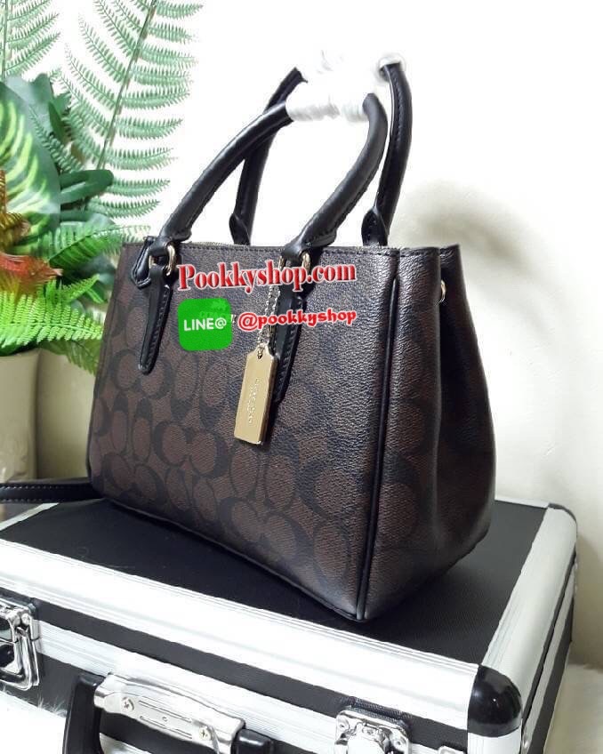 COACH F67027 MINI SURREY CARRYALL IN SIGNATURE CANVAS (COACH F67027) รุ่น 9 นิ้ว Coach ทรง prada รุ่นนี้มี 2 ซิป และช่องใส่ของด้านในเยอะมากๆ เกินคุ้มเลยทีเดียว พลาดไม่ได้แล้วววว ✔หูจับยาว4นิ้ว ✔สายสะพายยาว23นิ้ว