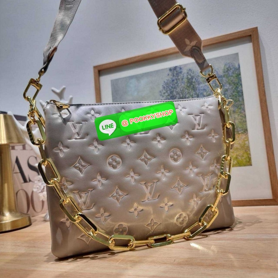LV coussin pm bag 🔆 Details กระเป๋าสะพายกึ่งคลัชท์ สุดล้ำ ดีไซน์ใหม่ สีลิมิเต็ด ล่าสุดจากเคาน์เตอร์ duty free มาแรงมาก ด้วยความสวยปังตั้งแต่แรกเห็น มาพร้อมสาย 2 เส้น สวยลัคชูแบบสับๆ มีสายโซ่ที่มีดีเทลละเอียดไม่ซ้ำ และสายสปอร์ตครอสบอดี้ ที่จะคล้องไ
