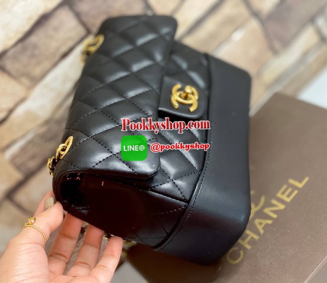 VIP CHANEL RING BAG กระเป๋าถือ / สะพายข้าง วัสดุหนังแกะลายตาราง ด้านหลังมีช่องใส่ของ เปิดปิดด้วยตัวล็อค ใส่ของได้พอสมควรค่ะ เช่น iPhone plus /กระเป๋าเงินใบสั้น-กลาง และของจุกจิกอื่นๆ สายสะพายเก็บด้านในได้ สะพายได้ 2 แบบ สวยเรียบเก๋ ต้องยกให้ใบนี้เลยค่ะ