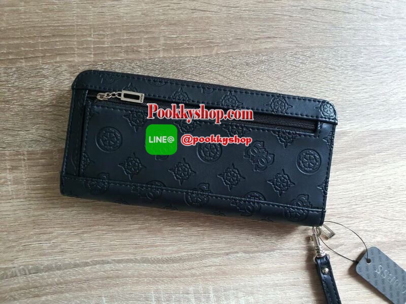 NEW ARRIVAL! GUESS WOMEN'S 2019 LONG WALLET กระเป๋าสตางค์ใบยาวหนังแต่งลายสุดหรู ด้านหน้าประดับโลโก้แบรนด์ เปิดปิดด้วยซิปมาพร้อมสายคล้องมือถอดแยกได้ ด้านหลังมีช่องซิป หัวซิปปั๊มแบรนด์ทุกจุด ภายในมีถึง 4 ช่อง มีช่องใส่ธนบัตรหลายช่อง ช่องซิปกลางและช่องใ