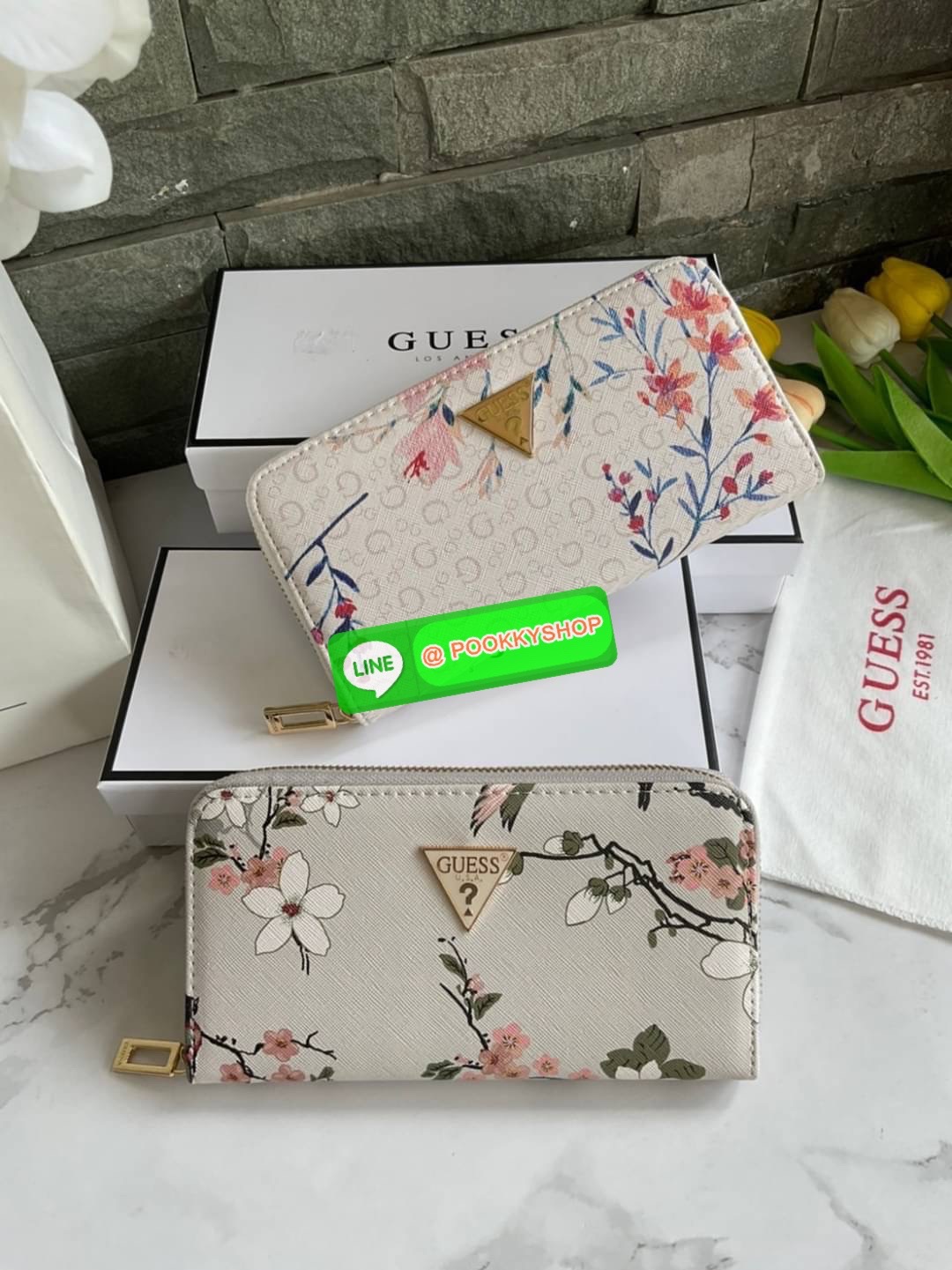 GUESS ABREE PRINTED ZIP-AROUND WALLET กระเป๋าสตางค์ใบยาวหนังซาเฟียโน่พิมพ์ลายดอกสวยหรู ด้านหน้าประดับโลโก้แบรนด์ เปิดปิดด้วยซิป ภายในแบ่งเป็น 3 ช่องหลักใส่ธนบัตรได้ มีช่องซิป 1 ช่อง ช่องใส่บัตร 8 ช่อง และมีช่องด้านหลังใส่บัตรสามารถใสธนบัตรได้อีกด้วย สามาร