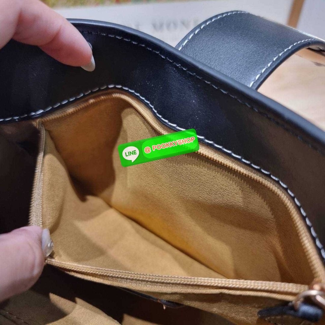 COACH CR533 ELIZA SHOULDER BAG 🔅 Details ใหม่ล่าสุด กระเป๋าสะพายไหล่ทรงโฮโบสุดหรู ดีไซน์โลโก้แบบใหม่และหรูหรายิ่งขึ้น คงความคลาสสิคและวินเทจ เปิด-ปิดด้วยสายคาดแบบกระดุมแม่เหล็ก ภายในเป็นช่องโล่ง แบ่งสัดส่วนไว้อย่างดี มีทั้งช่องใส่บัตร และช่องซิป ส