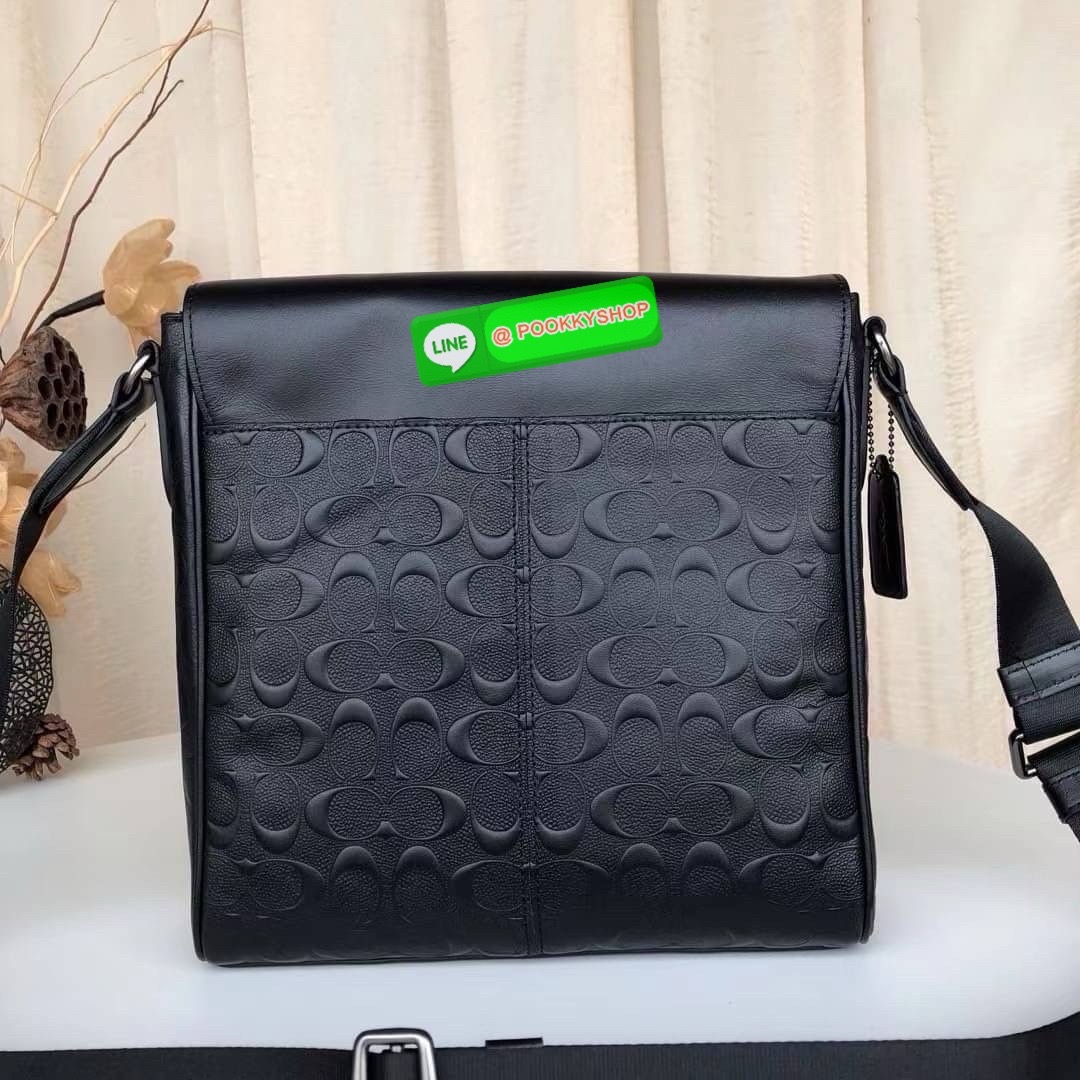 Coach F73339 F73340 – Hudson Crossbody Bag in Signature Embossed Leather “จะวันทำงานหรือวันสบาย ๆ แค่สะพายใบนี้…ก็เหมือนใส่ความเท่ติดตัวไว้แล้ว” Coach Hudson Crossbody F73340 กระเป๋าหนังแท้ลาย C ปั๊มลึก ทรงเหลี่ยมเรียบหรู โทนดำทั้งใบ เหมาะกับผู้ชายที่อยาก