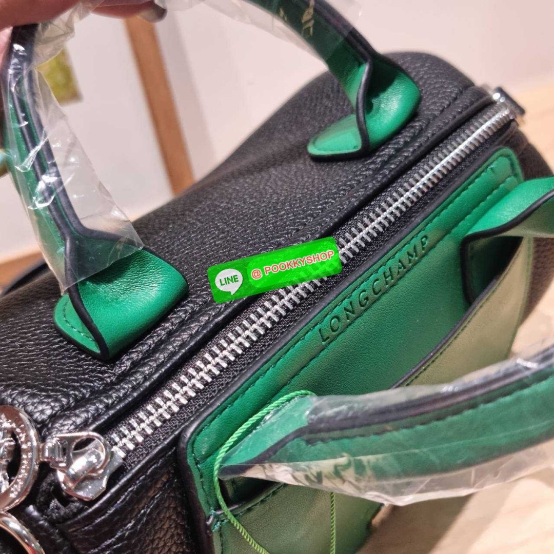 Longchamp le pliage xtra XS leather crossbody bag 🔆 Details มาใหม่! กับกระเป๋าถือ/สะพายรุ่นยอดฮิต ที่มาในดีไซน์ทูโทน โดดเด่นมีกิมมิค น่ารักน่าใช้สุดๆ รูปทรง cylinder ใช้งานง่าย ฝากระเป๋ามีช่องเล็กๆให้ได้ใส่บัตร ใส่ธนบัตรแบบหยิบจับง่ายๆ ช่องหลักเป็