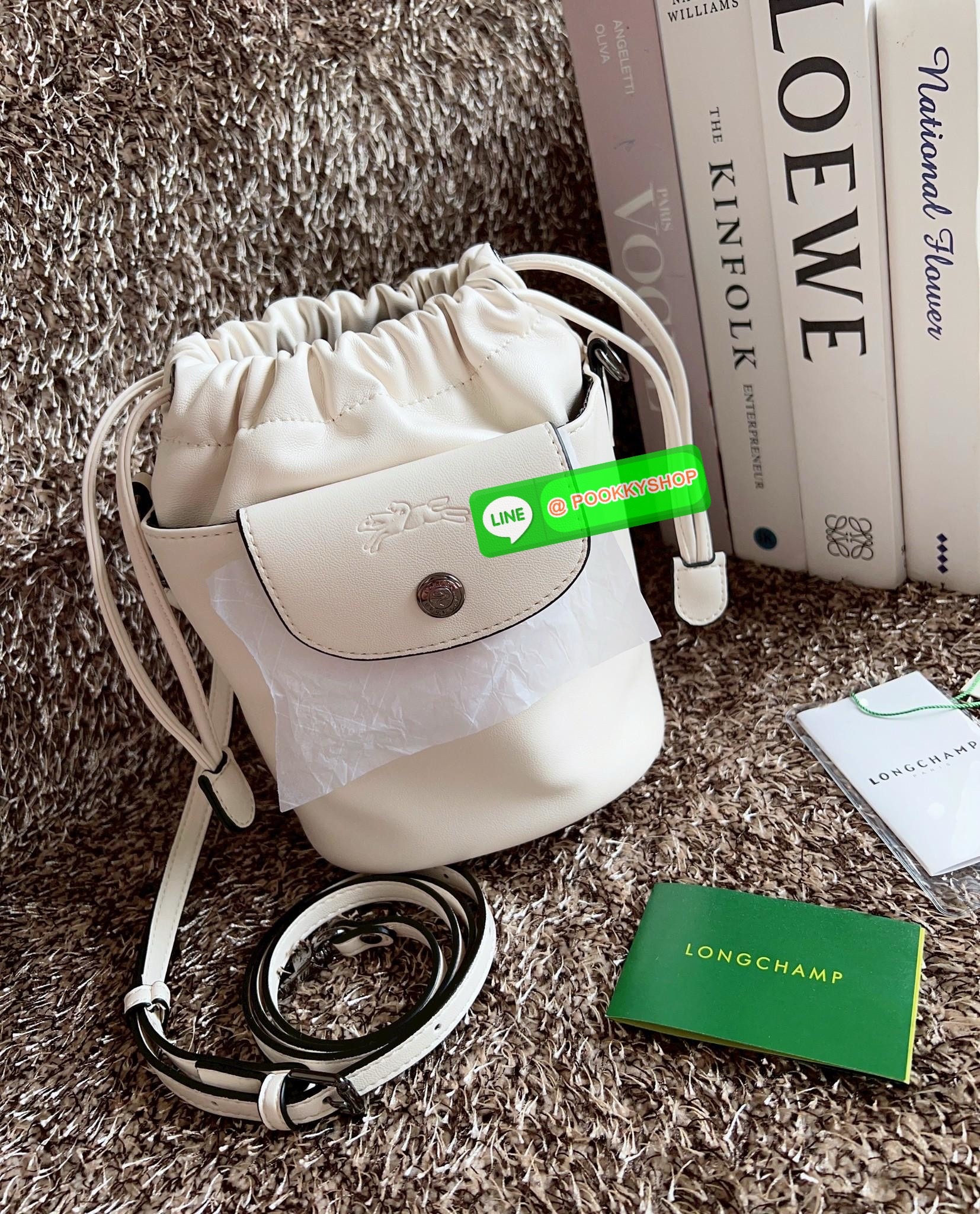 NEW ARRIVAL! LONGCHAMP LE PLIAGE XTRA XS BUCKET BAG ต้องบอกก่อนว่ารุ่นนี้เป็นรุ่นที่ใช้ออกมาแล้วไม่มีคำว่าผิดหวัง ออกแบบมาสวยแบบตัวแม่เลยค่าา 🔖พร้อมส่งทันที! กับกระเป๋าทรงบัคเกต หนังแท้smooth leather อย่างดี ใบกลางเจ้าลำตัวแล้วสวยมากก