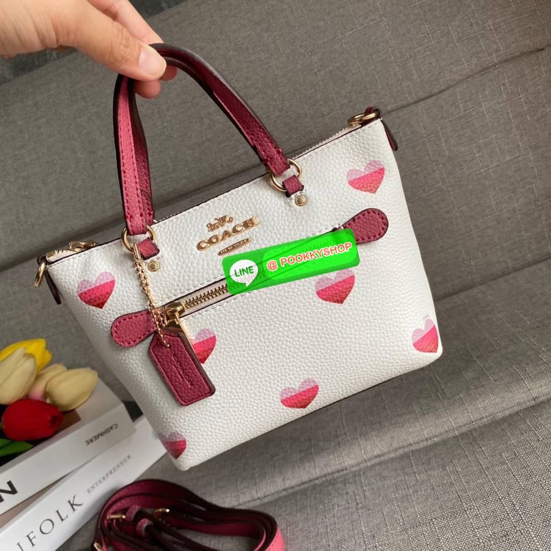 Coach Mini Gallery Crossbody With Stripe Heart Print (coach ca793) กระเป๋าสะพายข้าง เทรนรุ่นเล็กมาแรงวัสดุหนังแท้ทั้งใบ เปิดปิดด้วยซิป มีช่องใส่บัตรเครดิต 2 ช่อง ซับในผ้า สายสะพายถอดได้ สามารถสะพายข้างหรือสะพายไหล่ได้
