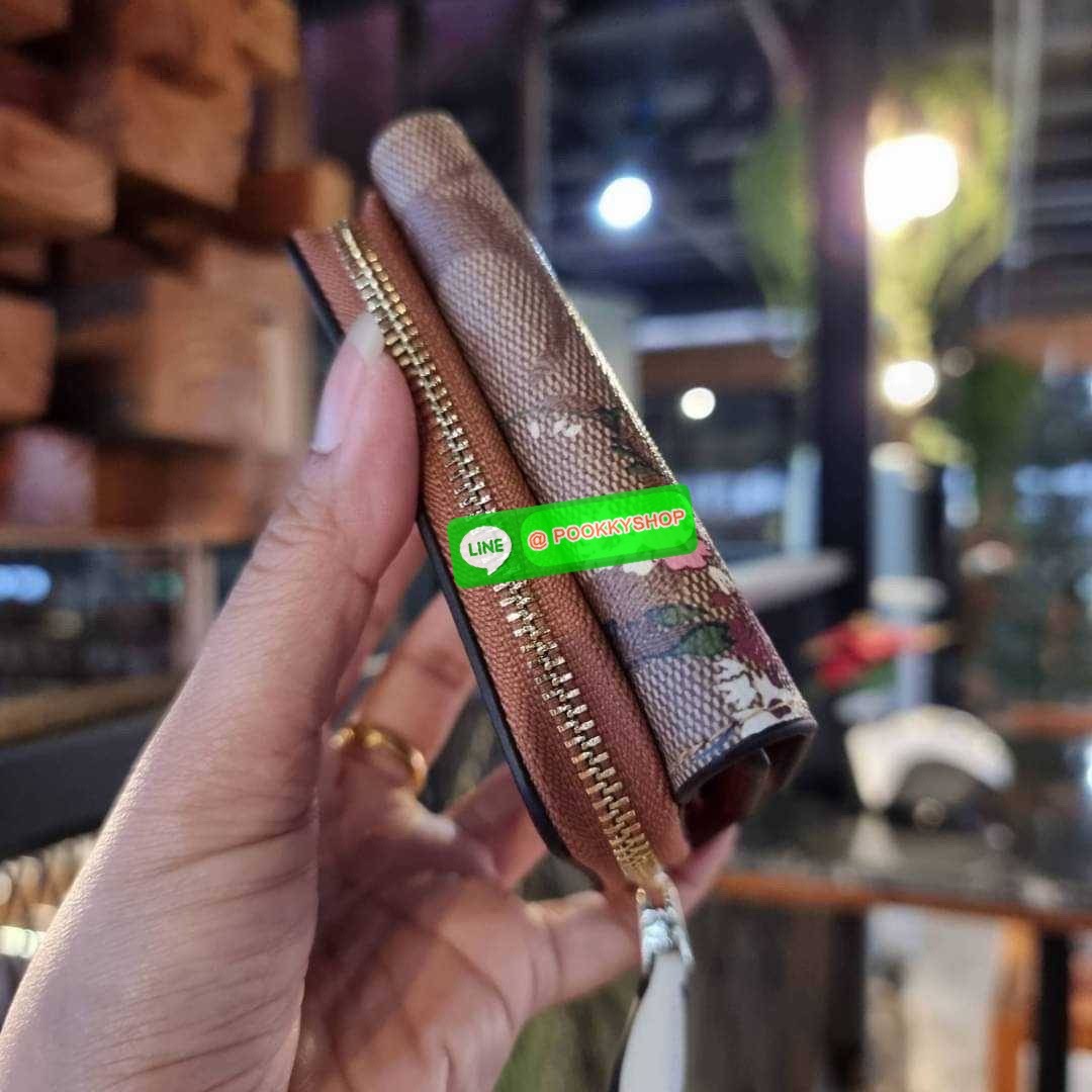 COACH 7331 SMALL TRIFOLD WALLET IN SIGNATURE CANVAS สวยคลาสสิค พกพาง่าย ใบเล็กน่ารักน่าใช้ ต้องยกให้ใบนี้จ้า ตอบโจทย์คนชอบพกน้อยที่สุด!! กระเป๋าสตางค์ใบสั้นหนังแคนวาสเคลือบคุณภาพดี ภายในเป็นหนังแท้ ใส่บัตร ใส่ธนบัตรได้ทุกชนิด มีช่องซิปแยก ใบเดียวใบนี้คือเ