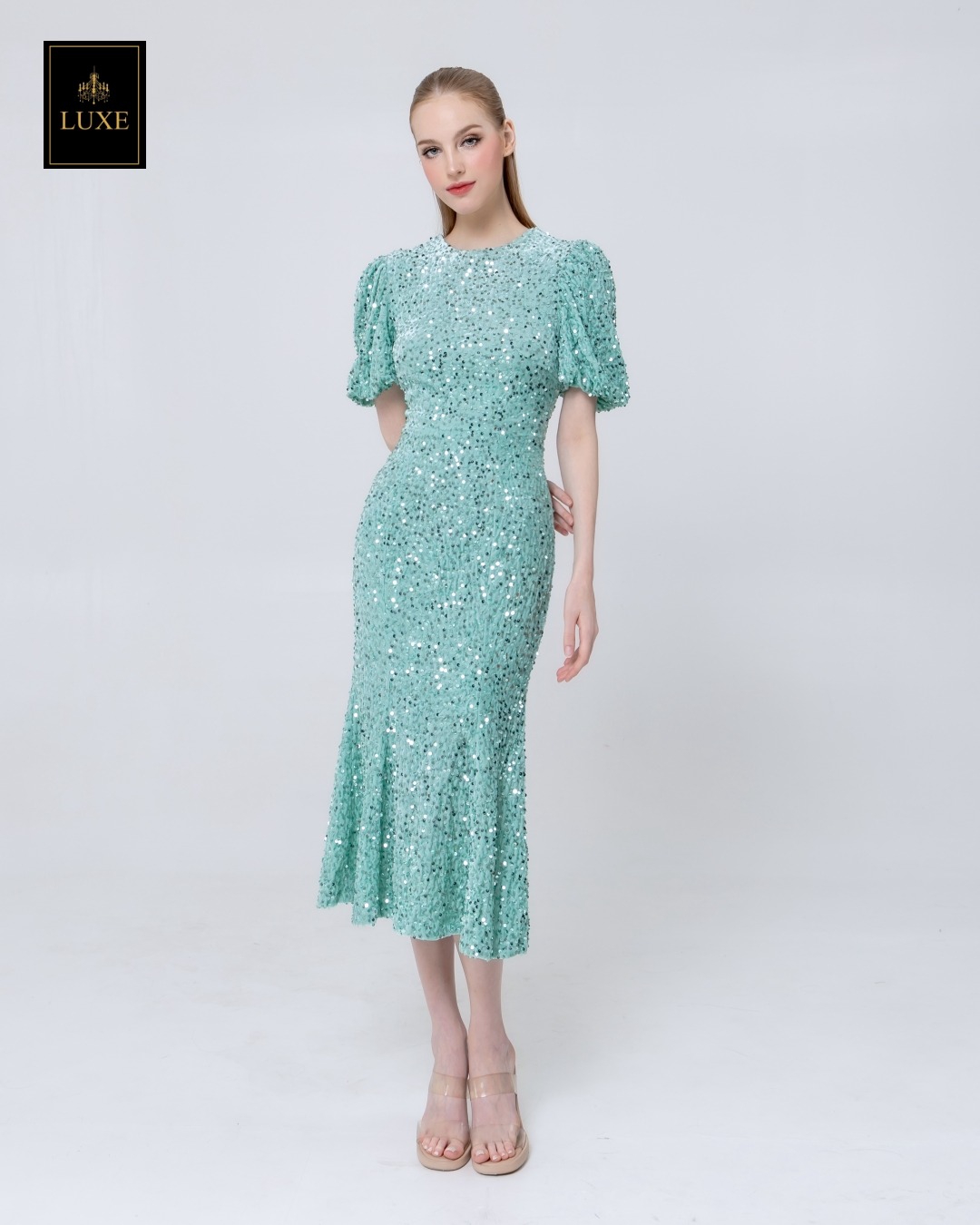 เดรสเสื้อคอกลม แขนสั้นปลายแขนพอง ชายกระโปรงบานเล็กน้อย