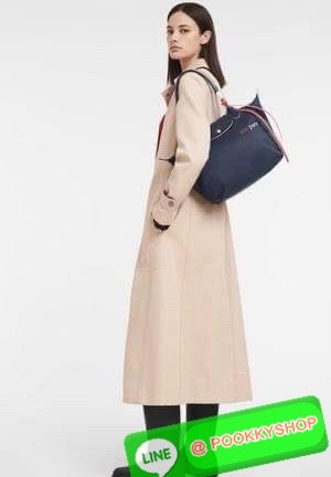 💕LONGCHAMP LE PLIAGE TRES PARIS SHOULDER BAG กระเป๋าโท้ทใบนี้ดึงดูดใจคุณด้วยรูปทรงมินิมอลและปริมาตรที่เพียงพอซึ่งสามารถเก็บเอกสารหรือแล็ปท็อปทั้งหมดของคุณได้อย่างง่ายดาย สายคล้องไหล่มีความยาวช่วยให้คุณสะพายได้อย่างสบาย ขณะที่การปิดด้วยซิปช่วยให้มั