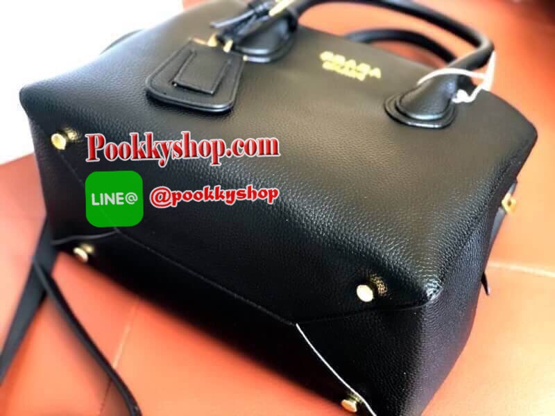 สินค้าพรีเมียมกิฟ กระเป๋าใส่น้ำหอม เครื่องสำอางค์ ของสมนาคุณขอบคุณลูกค้า VIP GIFT VIP MEMBER จากเคาน์เตอร์เครื่องสำอางค์ ⠀ Prada Limited edition กระเป๋าอเนกประสงค์ทรงสวยหนังลายลิ้นจี่ มีสายยาว เลิศมาก สะพายยาวหรือถือได้ค่ะ ขนาดใบกลาง ใช้แล้วสวยมากๆน้ำหนัก