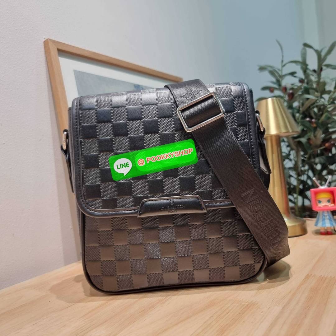 LV bass macassar monogram bag ของใหม่จัดให้หนุ่มๆ จากเคาน์เตอร์ dutyfree กับกระเป๋าสะพายทรงแมสเซ็นเจอร์ ไซส์กำลังดี เหมาะกับหนุ่มๆที่รักความคล่องตัว วัสดุหนังแท้ปั๊มลายเต็มใบ ดีไซน์คลาสสิค เปิด-ปิดด้วยกระดุมแม่เหล็ก ภายในโล่ง ใส่โทรศัพท์ได้ทุกรุ่น ใส่กระเ