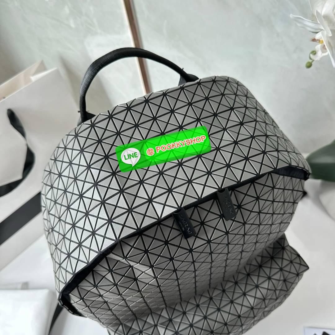 BAO BAO ISSEY MIYAKE KURO DAYPACK BACKPACK 🔖กระเป๋าเป้รุ่นฮอตทรงเรขาคณิตที่สุดในญี่ปุ่น KURO ภาษาญี่ปุ่นคือมาความเก๋ไก๋ เป็นกระเป๋าเป้ที่น้ำหนักแต่สามารถรับน้ำหนักได้ดี 🔖วัสดุ โพลียูรีเทน(Polyurethane) น้ำหนักเบา มีความแข็งแรง 🔖เปิ