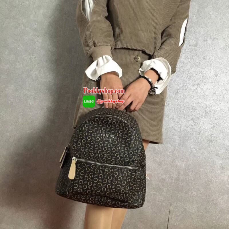 Don't Miss! GUESS WOMAN'S FACTORY BACKPACK กระเป๋าเป้ขนาดกำลังดีวัสดุหนังแกะสังเคราะห์นิ่มสวยน้ำหนักเบา มีหูหิ้วเเละสายสะพายหลังเลื่อนปรับได้ ด้านหน้ามีโลโก้และช่องซิป เปิดปิดด้วยซิปสะดวกใช้ ภายในกว้างใส่เอกสาร ipad ของใช้ได้เยอะ จะสะพายไปเรียนไ