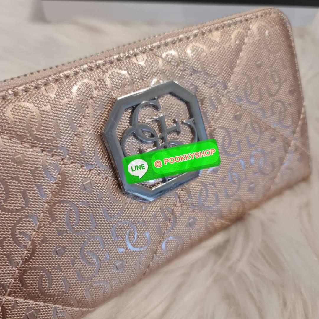 guess wallet สวยๆ จ้า รุ่นนี้มีสายคล้องมือมาด้วยนะจ้ะ เริศสุด👍 ด้านในมีช่องใส่การ์ดเยอะมากค่า และยังมีช่องใส่เหรียญอีกด้วยน๊า เลิฟสุดๆ♥️