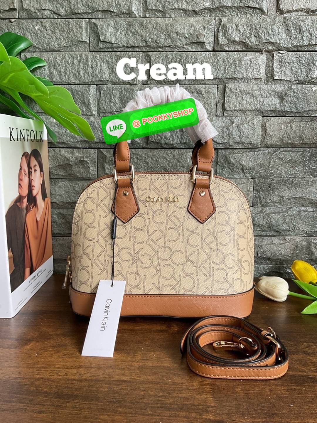 🚚 พร้อมส่ง 🚚 New arrival !! Calvin Klein Dome Mini Bag ( ขนาด 10” ) 💋สวยเก๋ ก่อนใครแน่นอนค่ะ ตามคำเรียกร้อง สวยหรูดูดีมาก สีสวยน่ารัก กระเป๋าสะพายแบบครอสบอดี้ ขนาดมินิ เป็นรุ่นที่ได้รับความนิยม แข็งแรงทนทาน จึงครองใจใครหลายคน วัสดุ